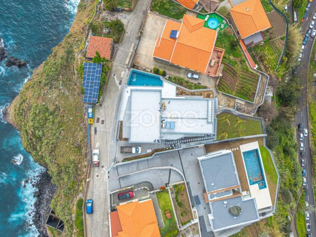 Moradia unifamiliar T3, com vista sobre o mar e sobre a vila da Ponta
