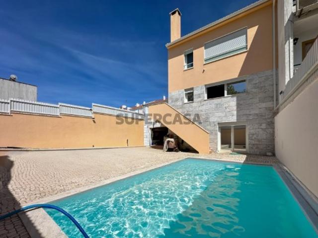 Moradia Unifamiliar T3 com Cave e Piscina em Exclusivo