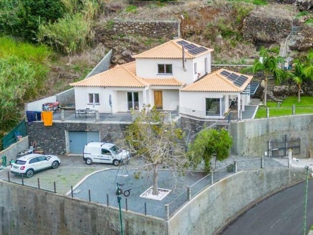 Moradia Unifamiliar | Tipologia T3 + Escritório| Vista Mar |. 210m² Arco Da Calheta