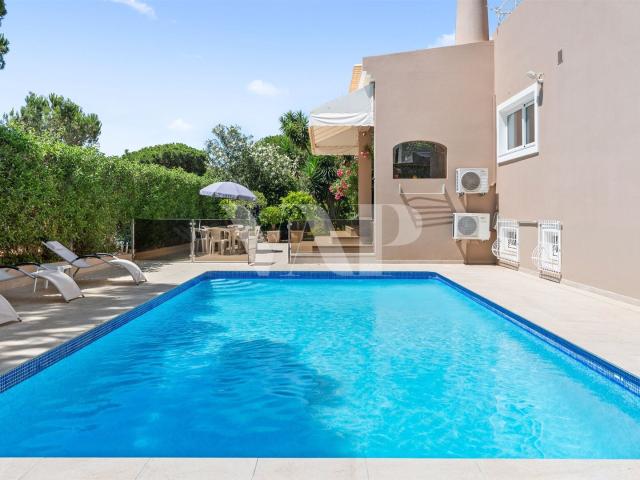 Moradia V4+2 Vista Frente Golfe, Piscina e Rooftop com Jacuz. 765m² Vilamoura