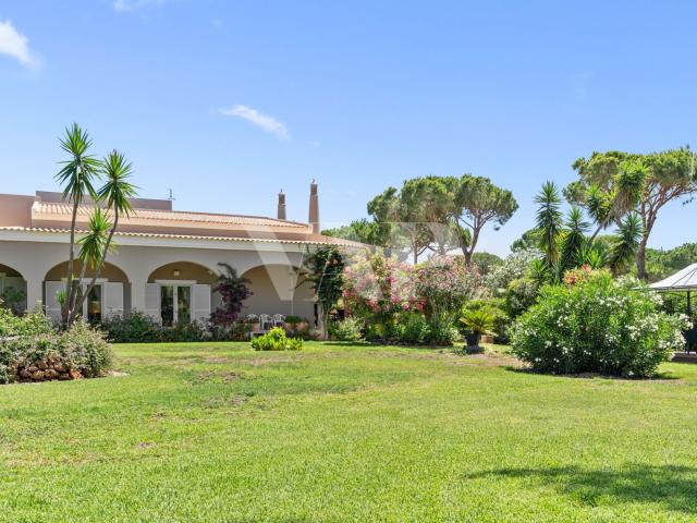 Moradia V4+2 Vista Frente Golfe, Piscina e Rooftop com Jacuzzi em Vilamoura