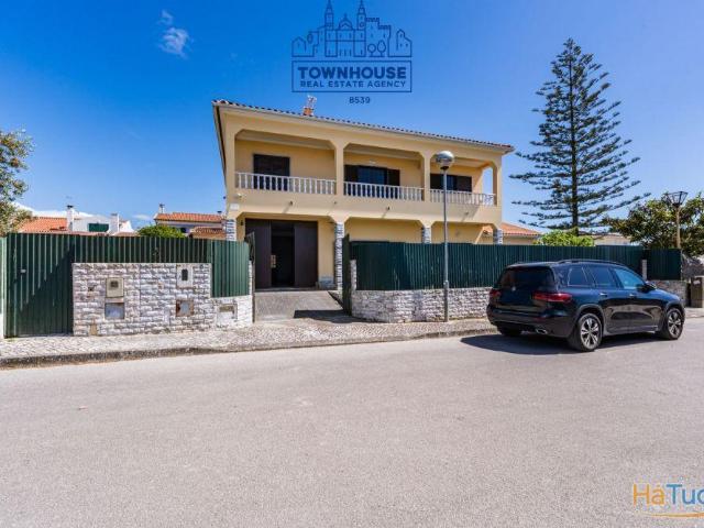 Moradia V4 na Lagoa de Albufeira em terreno de 1235 M2 a cerca 1500 metros das praias e da lagoa. | 26084090384