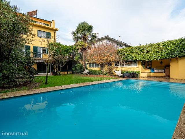 Moradia V4 no Lidador, no Porto, com jardim e piscina