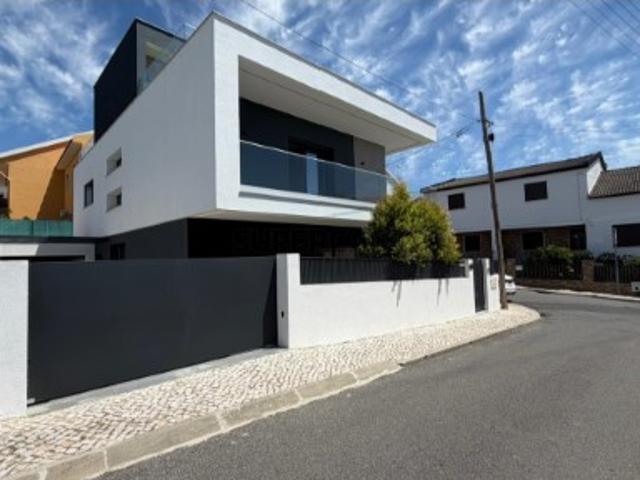 Moradia V4 Nova de Luxo com Rooftop e Vista Rio | Santa Iria de Azóia