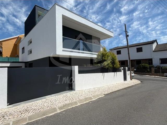 Moradia V4 Nova de Luxo com Rooftop e Vista Rio | Santa Iria de Azóia