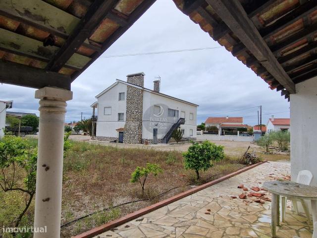 Moradia V4 c/ garagem em 2837m2 c/ poo e anexo V2