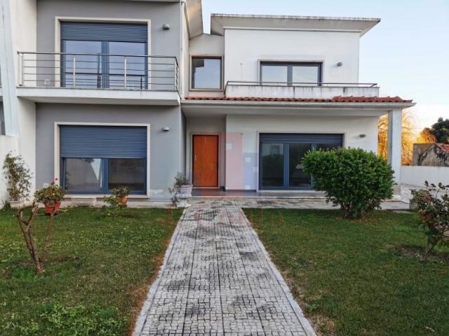 MORADIA V4 C/COZINHA EQUIPADA E GARAGEM