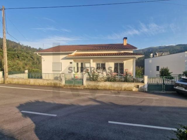 Moradia V4 com Terreno de 1.785m² e Vistas Deslumbrantes em Folques