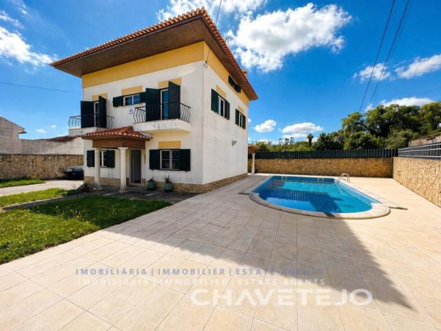Moradia V4 com garagem e piscina a 7 km de Tomar e de praia fluvial na Albufeira do Castelo do Bode