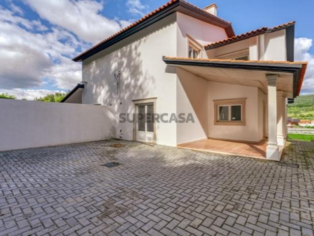 Moradia V4 Com Garagem e Vistas desafogadas