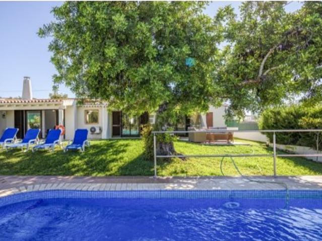 Moradia V4 com piscina no centro de Albufeira para venda
