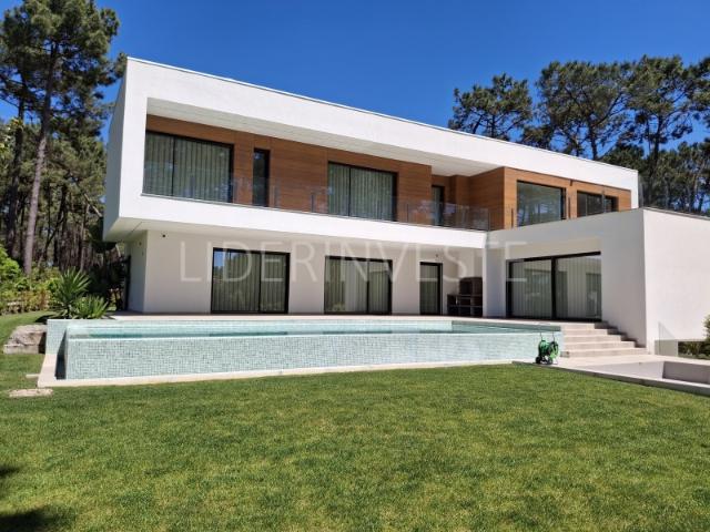 Moradia V4 com piscina | Nova