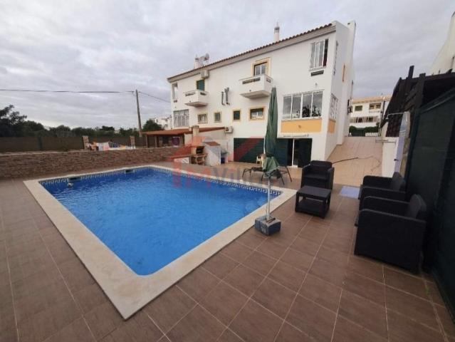 Moradia V4 com piscina e garagem Faro