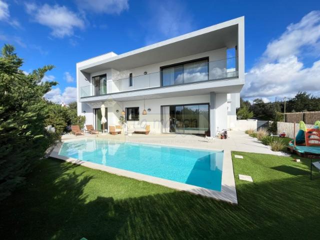 Moradia V4 com piscina e garagem perto Santa Barbara de Nexe