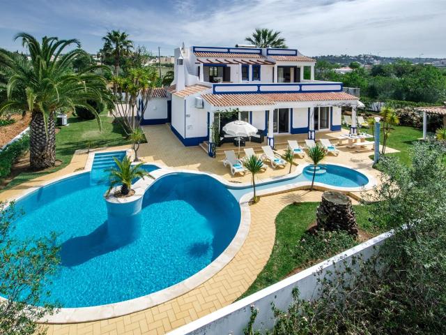Moradia V4 com piscina e jardim em lote espaçoso e zona tran. 245m² Albufeira Olhos de Água