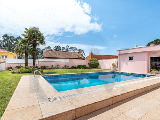 MORADIA V4 COM PISCINA EM ESPINHO ANTA