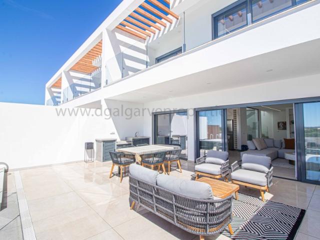 Moradia V4 Contemporânea à Venda em Almancil Piscina, Garagem e Vista Mar