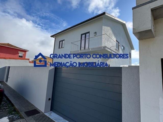 Moradia V4 c/piscina à praia da Memória