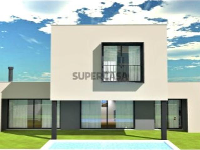 Moradia V4 de arquitetura moderna em fase de projeto