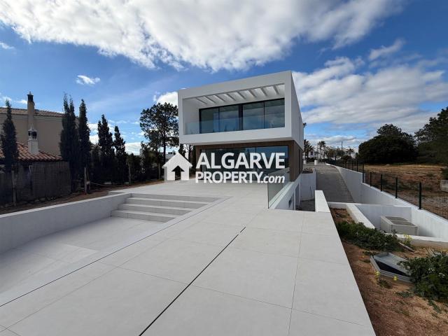 Moradia V4 de estilo contemporâneo com vista mar junto da Vi. 555m² Quarteira