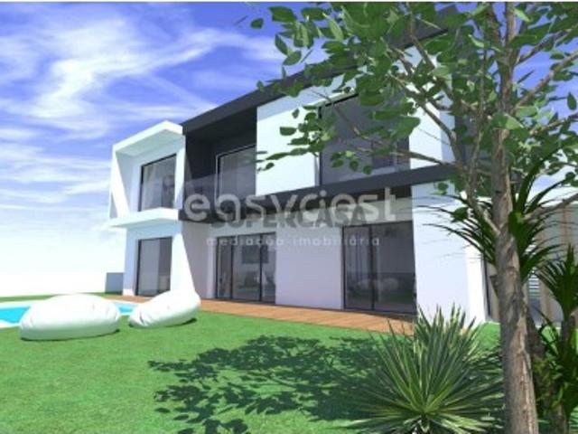 Moradia V4 de luxo, sita na Aroeira Sul
