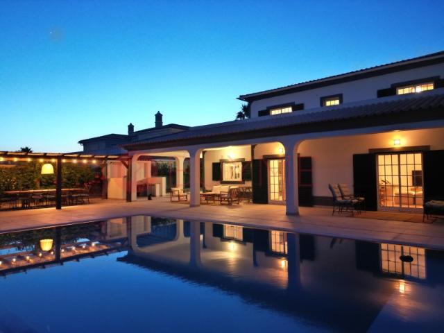 Moradia V4 Exclusiva com Piscina, Jacuzzi e Amplos Jardins em Almancil