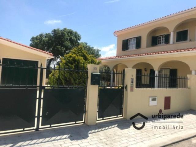 Moradia V4 em Albarraque com piscina