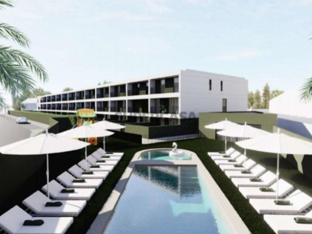 Moradia V4 em banda em condomínio de luxo Jardim 34m Valongo