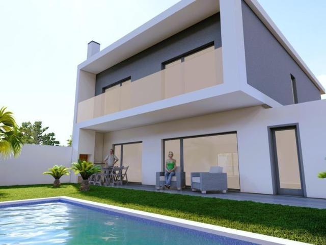 Moradia V4 em Valadares, Corroios, com Jardim Privado e Pisc. 135m² Corroios
