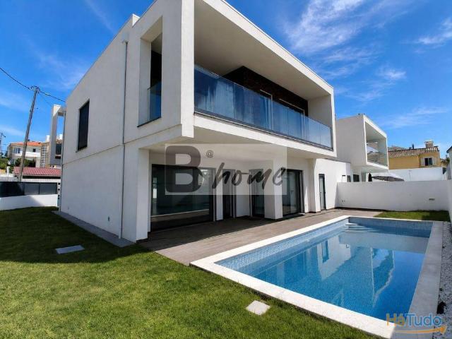 Moradia V4 | Geminada apenas pela garagem | Piscina | Lote de Gaveto de 318 m² | ?uintinhas ? Charneca da Caparica | 26084094149