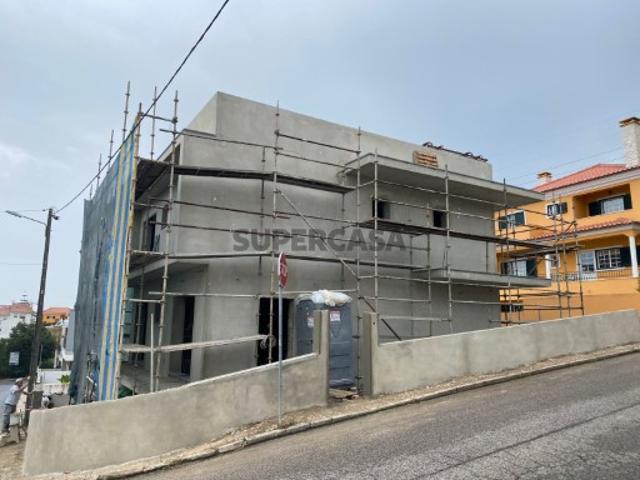 Moradia V4 isolada, com garagem e piscina, no Casal São Sebastião, Famões