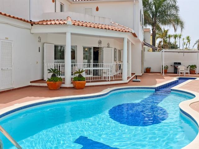 Moradia V4 isolada com piscina, jardim e vista mar em Olhos. 188m² Albufeira e Olhos de Água