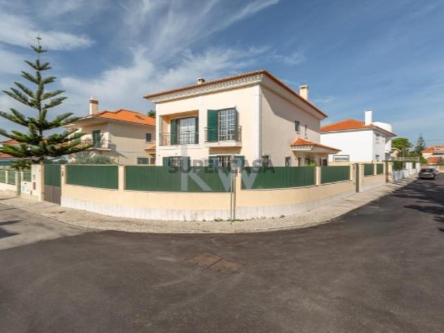 A sua Moradia T5 com piscina em Portugal Carcavelos