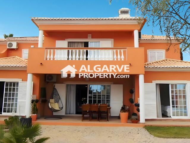 Moradia V3 localizada perto do golfe numa zona calma e resid. 306m² Quarteira