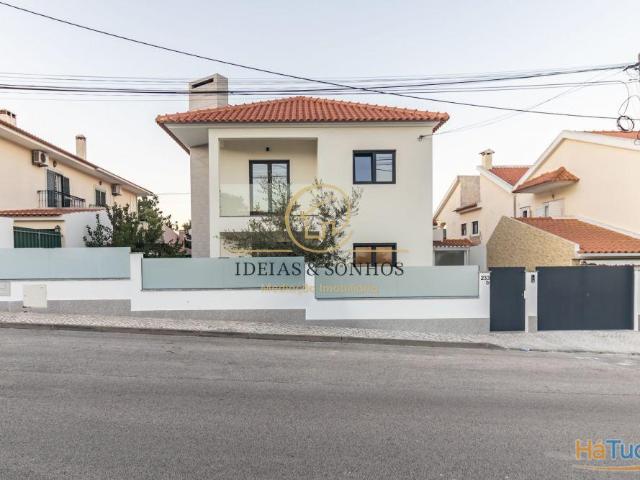 Moradia V4 Renovada com Exterior de Sonho e Churrasqueira ? Pronta a Habitar na Quinta do Conde | 26064061573