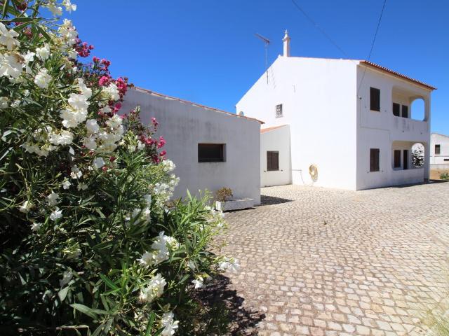 Moradia V5+1 e Terreno 2790 m2 com poço em Vale de Parra 220m² Albufeira Olhos de Água