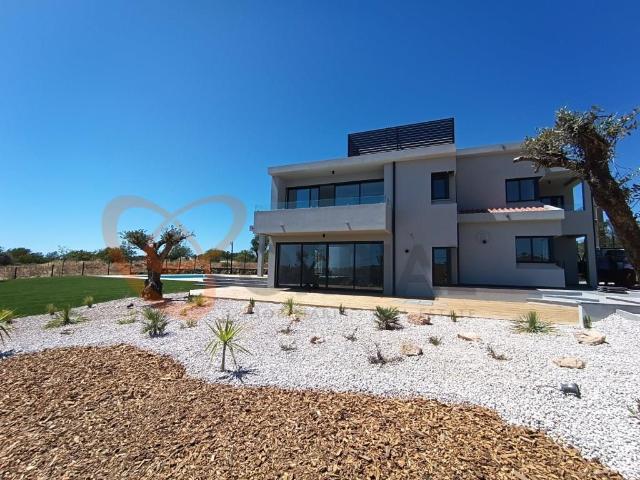 Moradia V5+2 totalmente recuperada com piscina para venda em. 271m² Quarteira