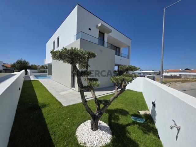Moradia V5 nova com piscina em Santa Cruz Torres Vedras pronta para morar