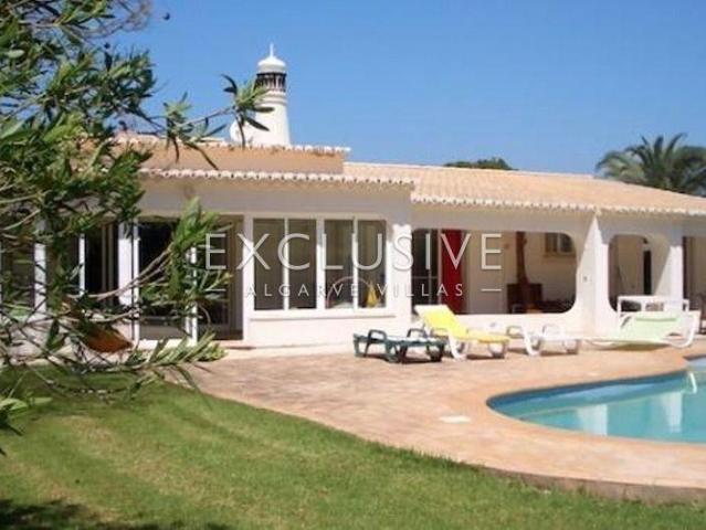 Moradia V5 com piscina, grande terreno para venda no Penina. 300m² Portimão