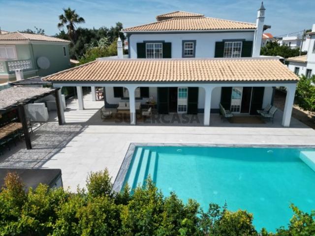 Moradia V5 Exclusiva em Lote de 740 m² com Piscina e Jacuzzi