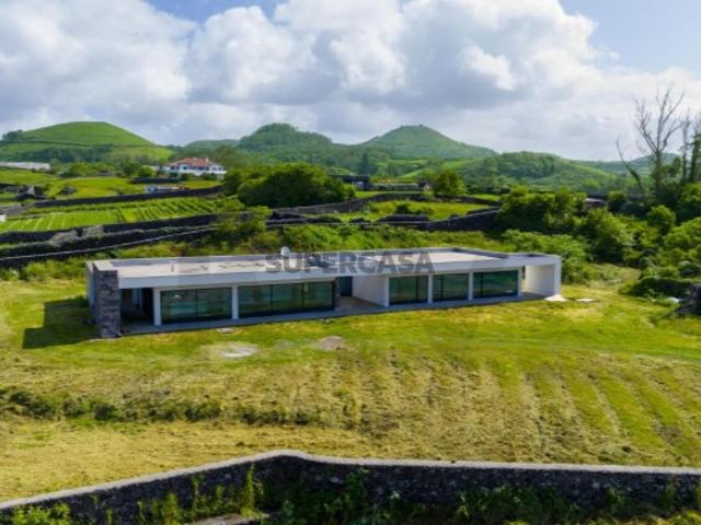 Moradia V5 inserida num terreno de 16.260 m² na freguesia da Fajã de Baixo Ilha de São Miguel