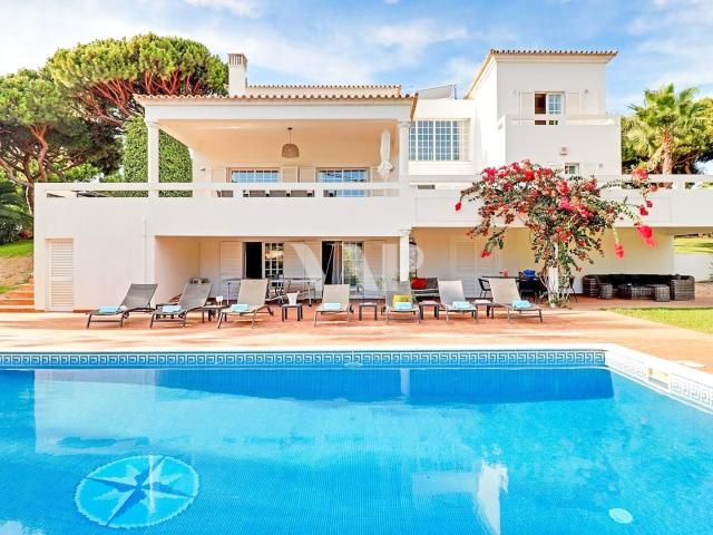 Moradia V5 para venda na Fonte Santa, com campo de ténis e p. 523m² Quarteira