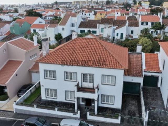 Moradia V6 Isolada no Centro de Ponta Delgada