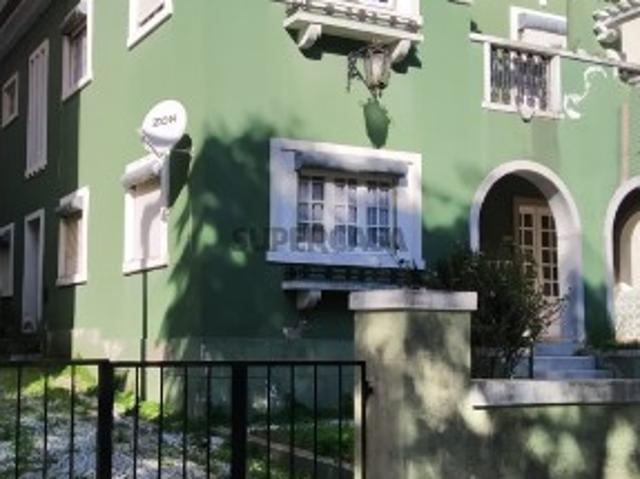 Moradia V7 no centro de Almada ótima oportunidade