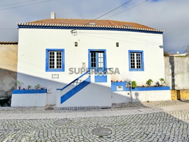 Moradia V2+1, no centro do Turcifal