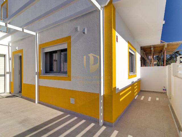 Moradia V2+2 Duplex com garagem, varandas e terraço