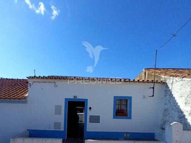 Moradia V2 à venda em Redondo, concelho de Redondo, Évora, Portugal