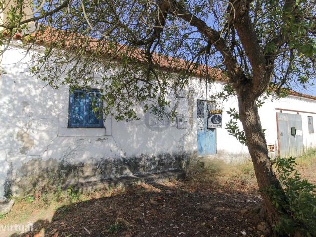 Moradia V2 c/ g, quintal e anexos na aldeia