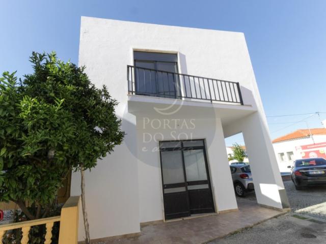 Moradia V2 c/ Loja e Terraço