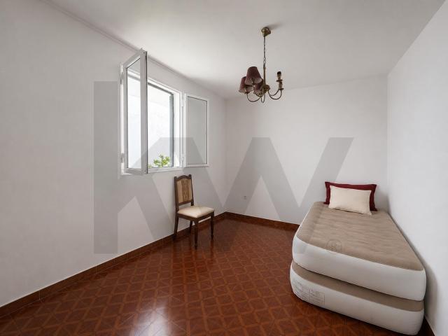 Moradia V2 com Terraço de 80 m² e Potencial Ampliação – Machico